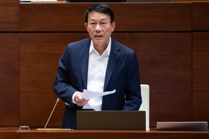 公安部长梁三光在会议上阐述《服刑囚犯转交法》草案的呈文。（图：VGP）