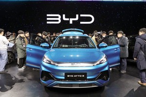 车展上的比亚迪电动车吸引了众多观众的兴趣。（图：新华社）