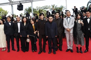 中国影片《狂野时代》导演毕赣(右五)携主创人员踏上闭幕式红毯。