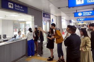 图为乘客排队购买单程地铁票。（图：越通社）