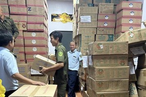 职能力量突击查获的大量来源不明奶粉。（图：DMS）