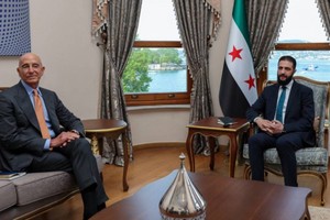 叙政权领导人沙拉（右）会见美国叙利亚问题特使巴拉克。（图：AFP）