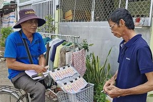 一名大叔骑着自行车靠兜售彩票谋生。（图：黎民）