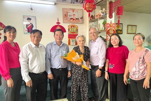 第十一郡郡委宣教与民运处主任杜清平（左三）、郡高龄人会主任朱杞文（右三）向徐二妹老娘贺寿。