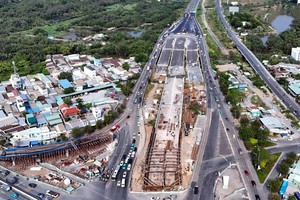 连接高速公路的安富交通枢纽一隅。