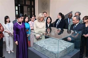 党中央总书记夫人与法国总统夫人参观越南美术博物馆。（图：越通社）