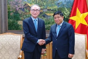 政府副总理阮志勇（右）接见韩国Telecom集团首席执行官金英淑。（图：VGP）