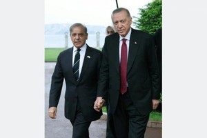 巴基斯坦总理夏巴兹谢里夫在社交平台X，上载他与土耳其总统埃尔多安手牵手的合照，表示“感谢他在最近的巴印对峙中对巴基斯坦的坚定支持，最终使巴基斯坦取得了压倒性胜利”。（图取自X/Shehbaz Sharif）