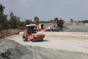 承包商正在进行碎石铺设工作。