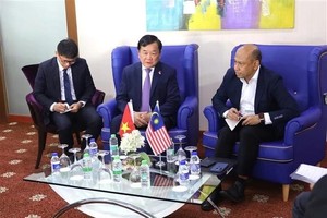 越共中央委员、中央军委常务委员、国防部副部长黄春战上将会见马来西亚国防部副秘书长莫哈末·雅尼·宾·道乌。（图：越通社）