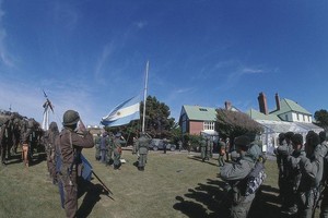 马岛战争期间，阿根廷军队占领了英国军营，举行升旗仪式。（图：Getty Images）