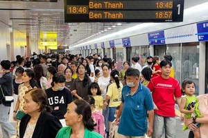 图为今年初，人们乘坐地铁从守德市前往胡志明市第一郡。（图：琼陈）