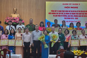 各华人傚法胡志明榜样获表彰