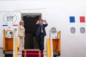 法国总统埃马纽埃尔·马克龙夫已离开河内，圆满结束对越南进行的国事访问。（图：越通社）