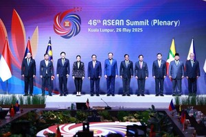 范明政总理与东盟各国和东帝汶领导人合影。（图：越通社）