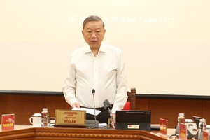 党中央总书记苏林主持会议。