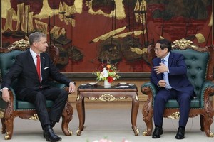 政府总理范明政接见美国艾赛能源集团董事长兼首席执行官史蒂文·科博斯。（图：VGP）