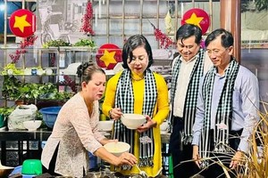 表们在“2025年南部风味”美食节了解各地美食。