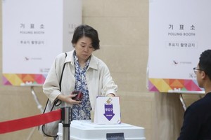 5月29日，选民在韩国首都首尔的一处投票站投票。（图：新华社）