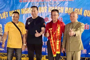 理事长郑成龙（右）在感恩宴上感谢各位热心人士。