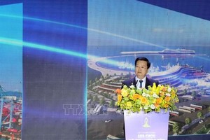 政府副总理梅文在会议上致辞。（图：越通社）