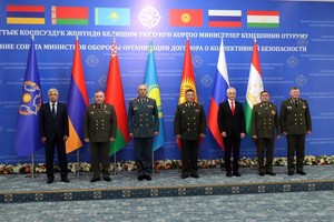 5月28日，集体安全条约组织国防部长理事会会议与会者在吉尔吉斯斯坦比什凯克合影。（图：新华社）