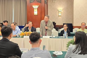  市商会副主席杭慰瑶主持会议。