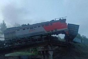 图为库尔斯克地区的一座铁路桥梁坍塌，造成货车脱轨。（图：互联网）