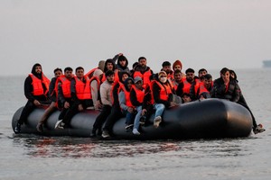 非法移民乘橡皮艇偷渡英吉利海峡。（图：Getty Images）