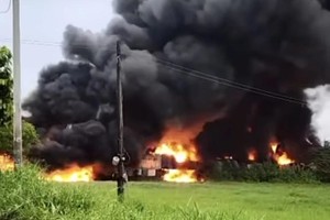 福门县塑胶厂失火幸无伤亡