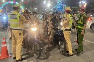 交警截停数辆摩托车随即要求骑士接受呼气式酒精测试。（示意图：互联网）