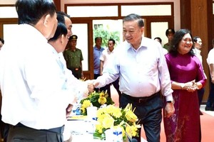 党中央总书记苏林与代表交谈。