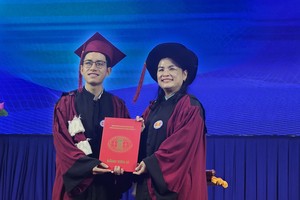 市人文与社会科学大学举行毕业典礼