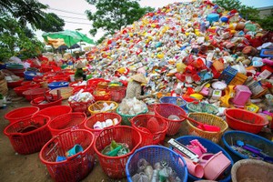 永福省斉鲁回收区的塑料垃圾分类活动。