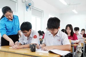 开考15分钟后，迟到考生不准进入考场参加当科考试。（示意图：陶玉石）