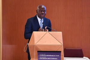 6月2日，国际劳工组织总干事洪博在瑞士日内瓦举行的国际劳工大会上讲话。（图：新华社）