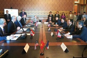 越南农业与环境部工作代表团与爱荷华州农业部工作代表团代表团举行工作会谈。（图：越通社）