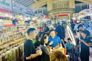 消费者在滨城市场购买物品。（图：互联网）