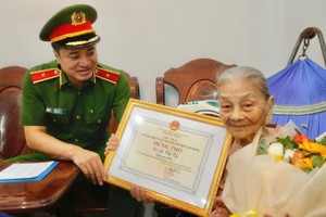 梅黄少将探望并向守德市模范高龄老人祝寿。