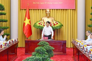 国家主席梁强（中）主持会议并发表讲话。