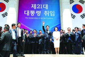 韩国第二十一届总统李在明在就职仪式后向民众挥手致意。