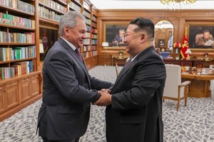 俄联邦安全会议秘书绍伊古与朝鲜最高领导人金正恩会面。（图：互联网）