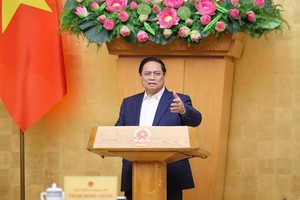 范明政总理在政府例会上发言。