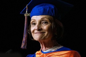 七旬老妇大学毕业 拟再攻克硕士课程