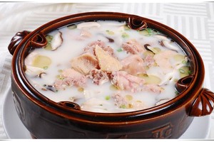 餐桌上的奶白浓汤