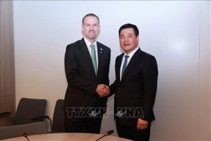 越南工贸部部长、越方首席谈判代表阮鸿延与美国贸易代表、美方首席谈判代表贾米森·格里尔。（图：越通社）