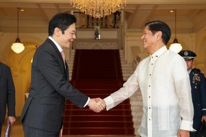 新加坡总理黄循财与菲律宾总统费迪南德‧马科斯。（图：Yahoo News）