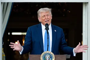 当地时间4日，美国总统特朗普在白宫南草坪的夏季晚会上发言。（图：互联网）