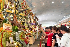 游客参观仙泉水果艺术造型作品。