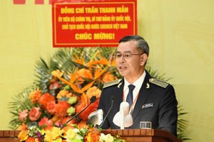 国家审计署党委书记、总署长吴文俊在大会上致开幕词。